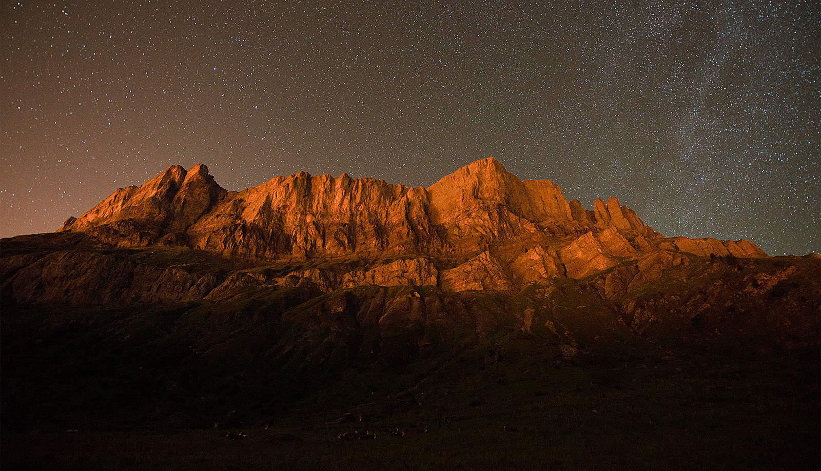 Montagne de type barre de rochers dans la nuit sous ciel étoilé couleur beige