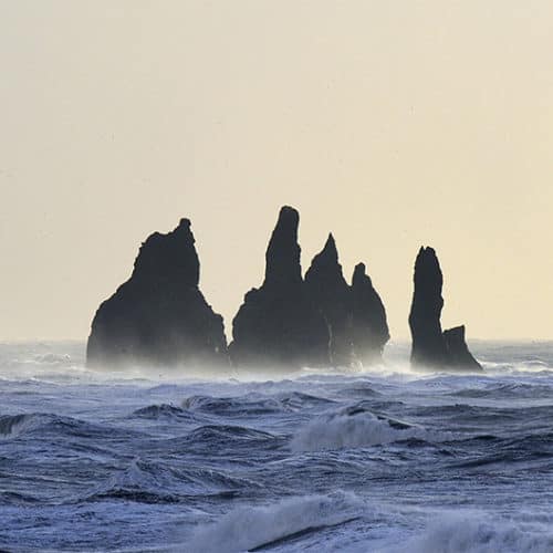 Magnifiques rochers dans la mer à Dyrholaey en Islande lors d'une tempête de vent