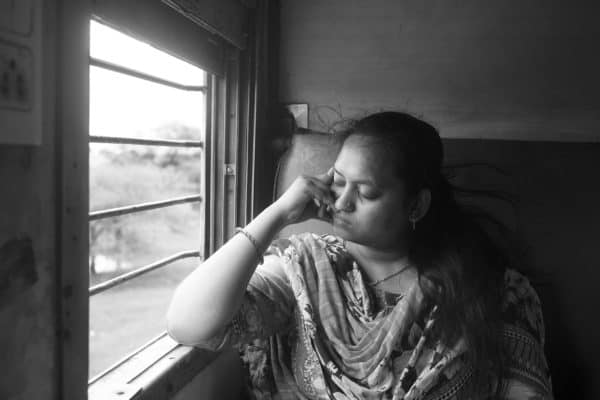 Femme indienne endormie dans un train