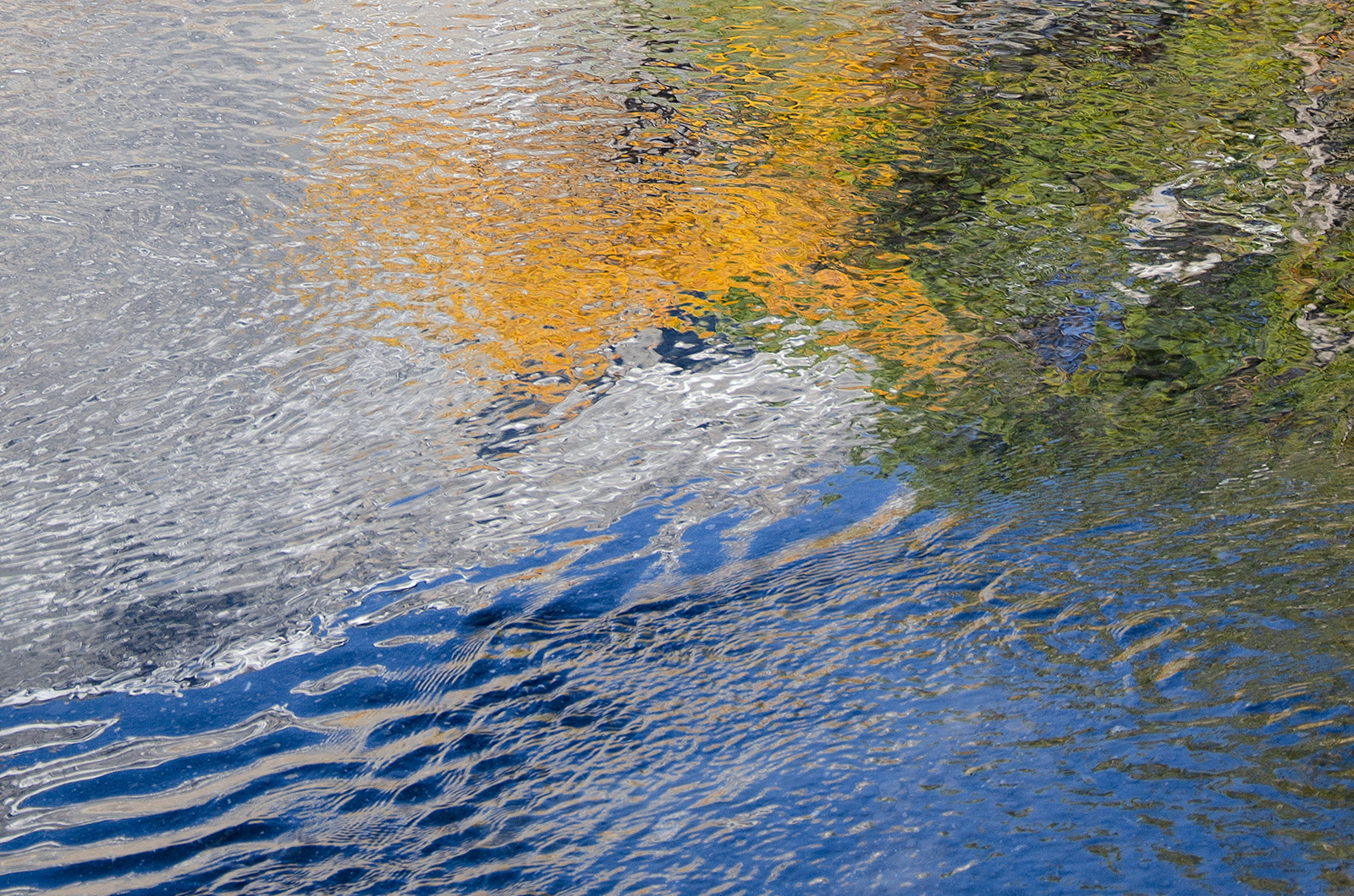 reflets de couleurs d'automne dans l'eau de Derborence