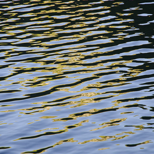 reflet du ciel au coucher dans l'eau du lac de Lioson