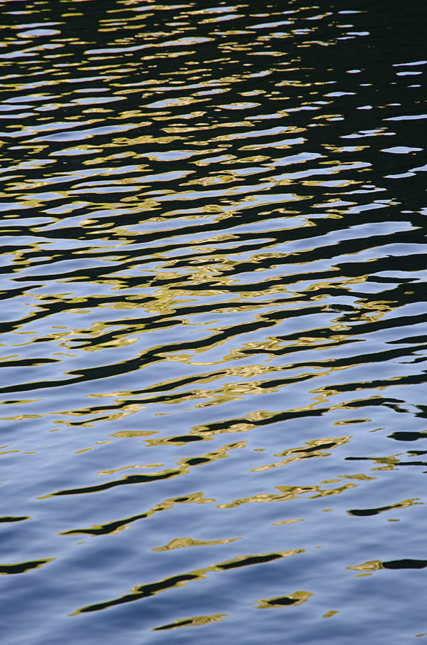 reflet du ciel au coucher dans l'eau du lac de Lioson