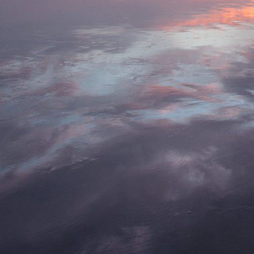 reflet de ciel dans l'eau turquoise et rose