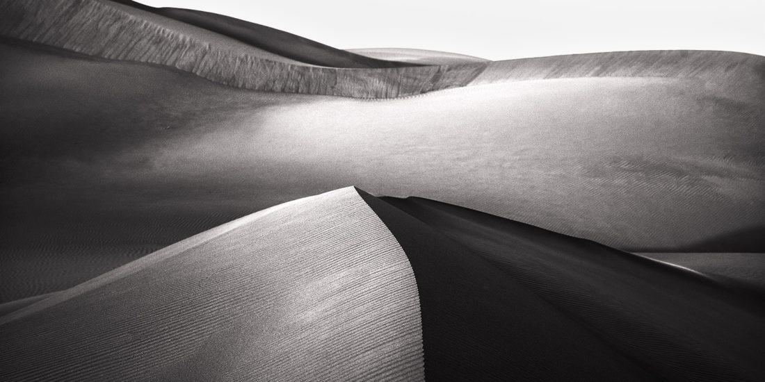 Dunes de sable dans le désert de Liwa - Rub al-Khali en noir et blanc