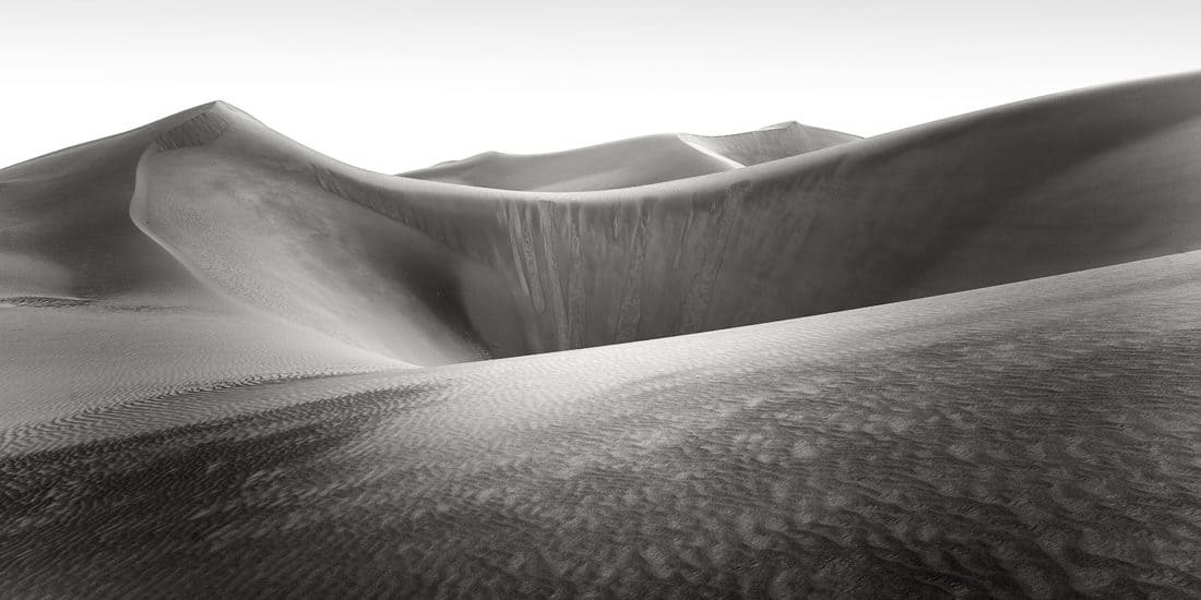 dunes de sable dans le désert Rub al-Khali en noir et blanc