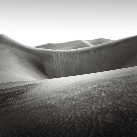 dunes de sable dans le désert Rub al-Khali en noir et blanc