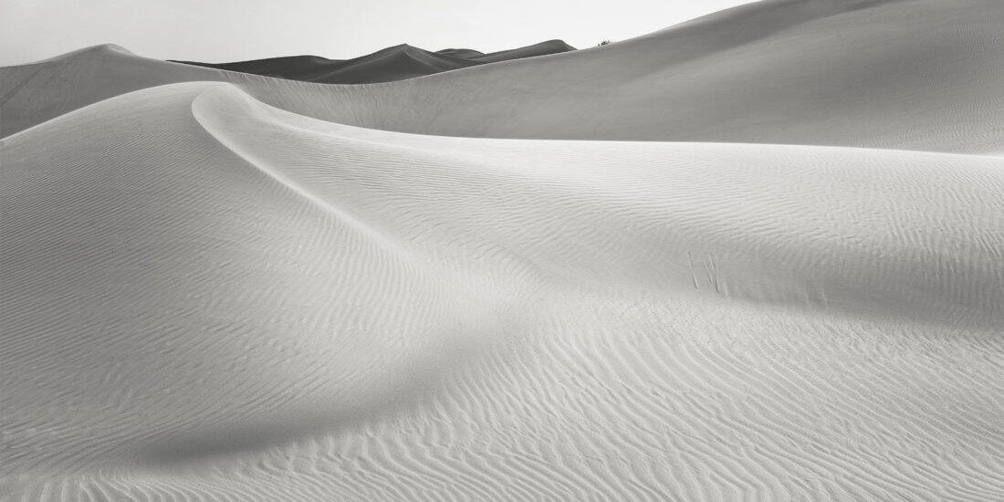 dunes de sable dans le désert Rub al-Khali en noir et blanc