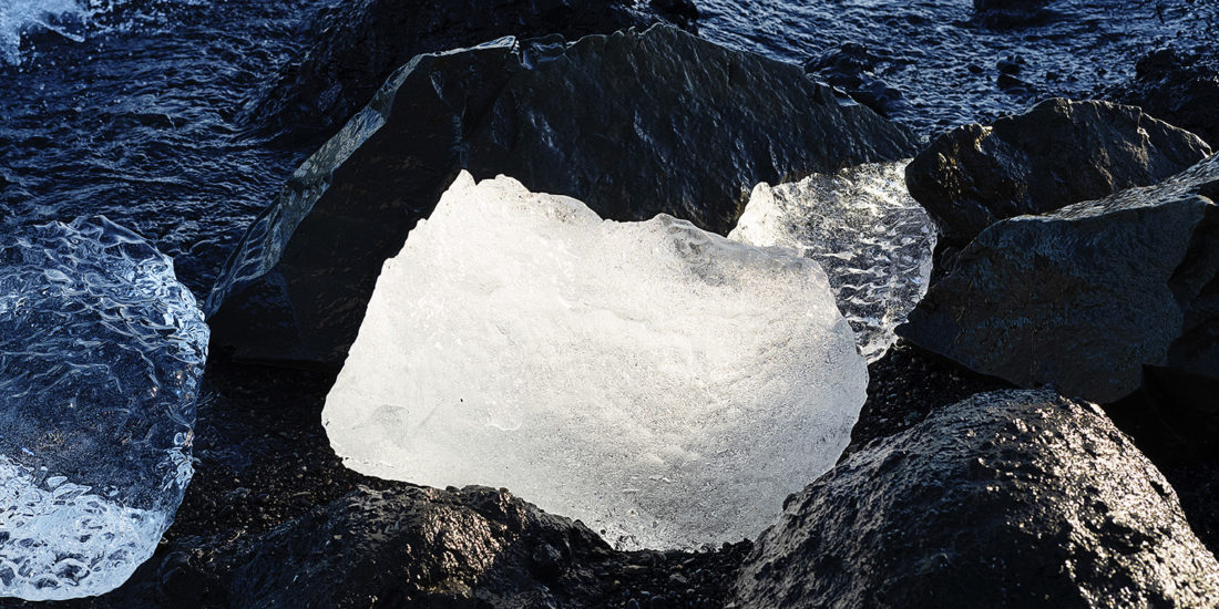 Mini icebergs et rochers à Jokulsarlon