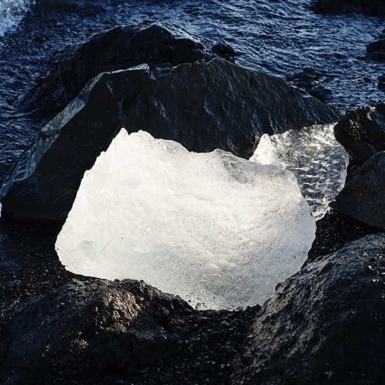Mini icebergs et rochers à Jokulsarlon