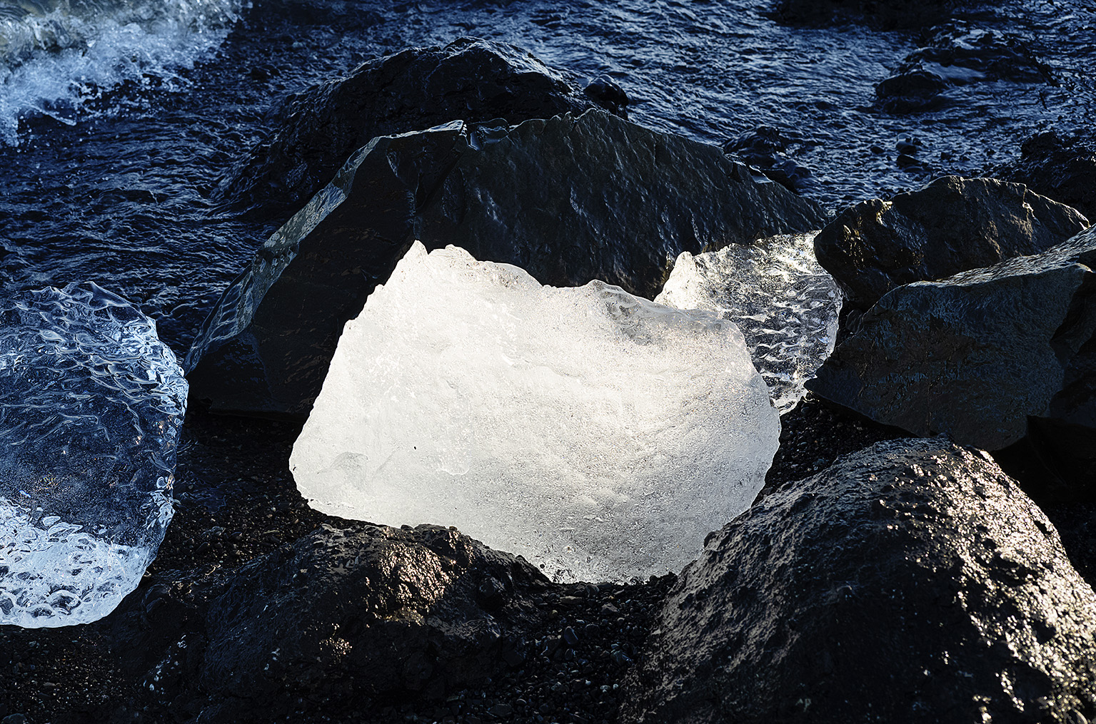 Mini icebergs et rochers à Jokulsarlon