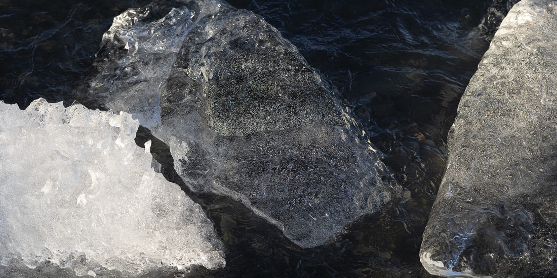 Mini icebergs à Jokulsarlon en Islande