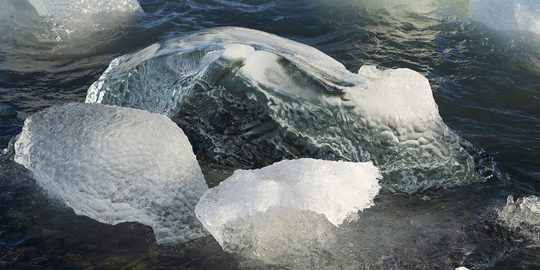 Petits icebergs à Jokulsarlon en Islande