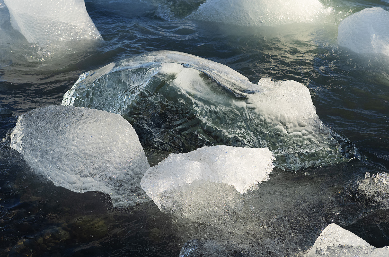 Petits icebergs à Jokulsarlon en Islande