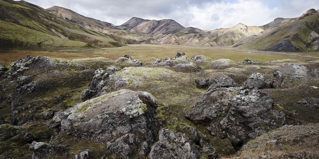 rochers et montagne colorée en arrière plan dans le Landmannalaugar en Islande