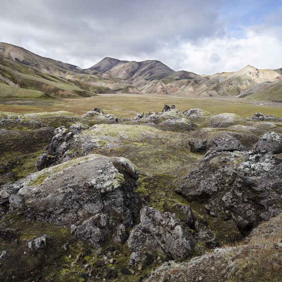 rochers et montagne colorée en arrière plan dans le Landmannalaugar en Islande