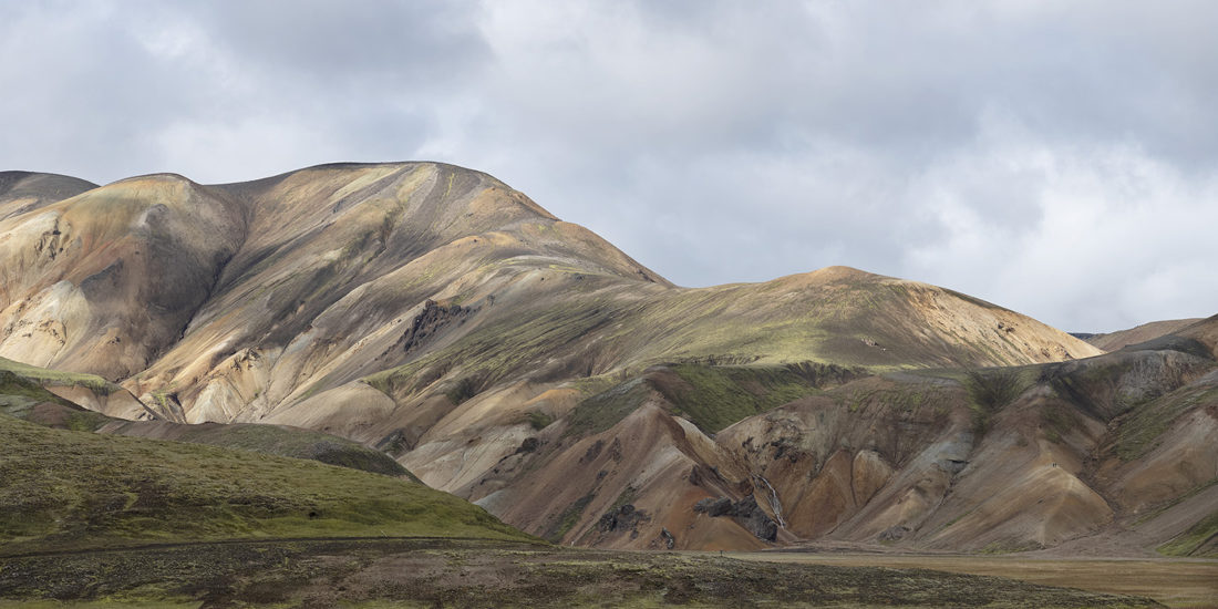 montagne et champ coloré dans le Landmannalaugar en Islande
