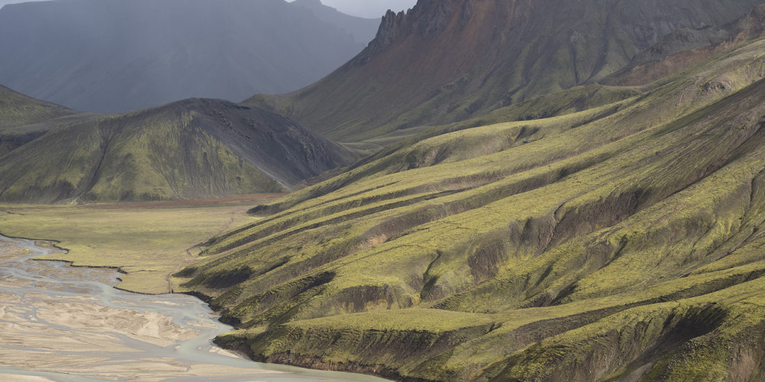 montagnes et pentes de volcan en Islande avec rivière
