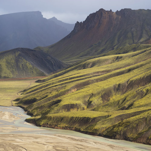 montagnes et pentes de volcan en Islande avec rivière