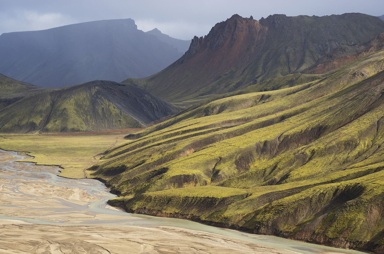 montagnes et pentes de volcan en Islande avec rivière
