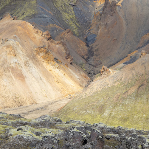 pents de montagne verte et ocre et rochers recouverts de mousse verte au Landmannalaugar en Islande