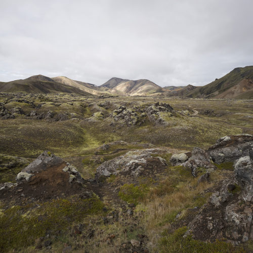 Paysage de rochers et de montagnes colorés dans le Landmannalaugar en Islande