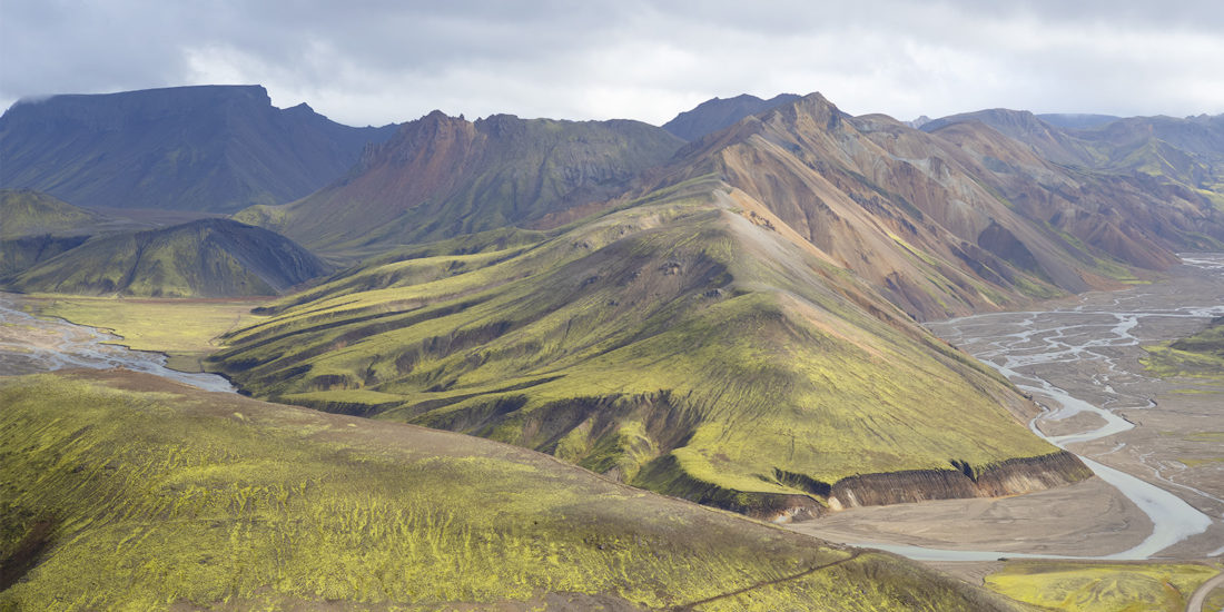 montagnes et pentes de volcan en Islande avec rivière