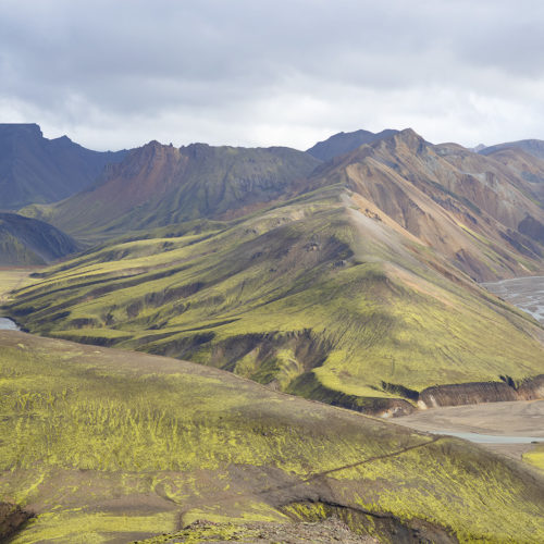 montagnes et pentes de volcan en Islande avec rivière