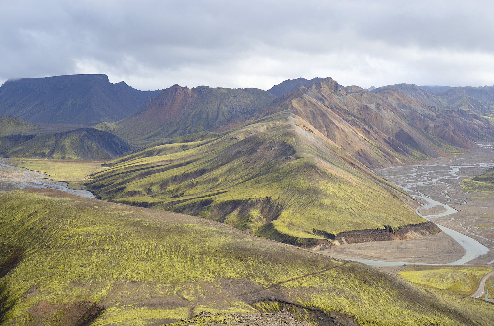 montagnes et pentes de volcan en Islande avec rivière