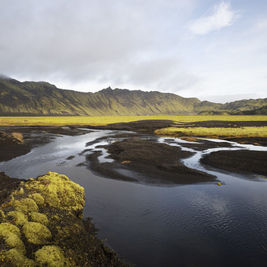 Rivière et montagne au fonds en couleurs brun et jaune dans le Landmannalaugar en Islande