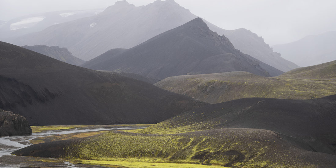 Rivière et montagne au fonds en couleurs brun et jaune dans le Landmannalaugar en Islande