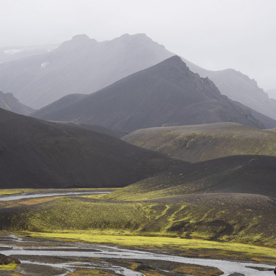 Rivière et montagne au fonds en couleurs brun et jaune dans le Landmannalaugar en Islande