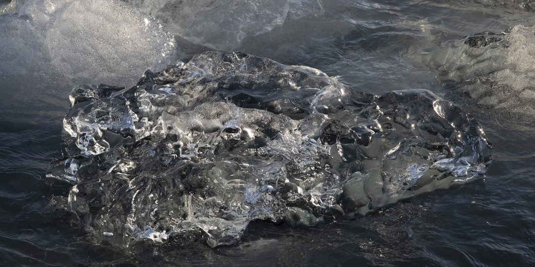 Bloc de glace flottante transparente à Jokulsarlon en Islande