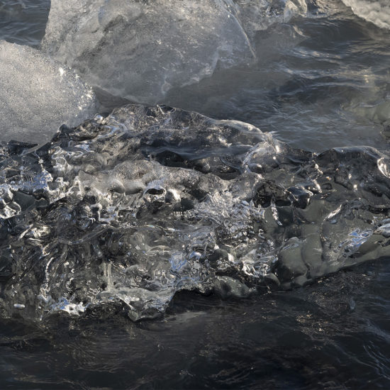 Bloc de glace flottante transparente à Jokulsarlon en Islande