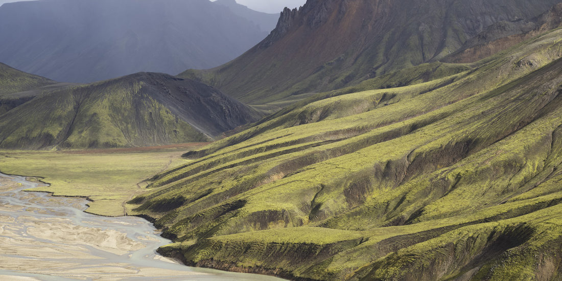 montagnes et pentes de volcan avec rivière au Landmannalaugar en Islande