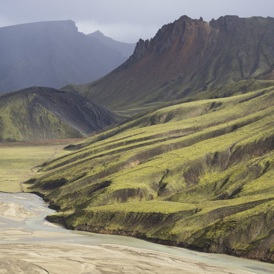 montagnes et pentes de volcan avec rivière au Landmannalaugar en Islande