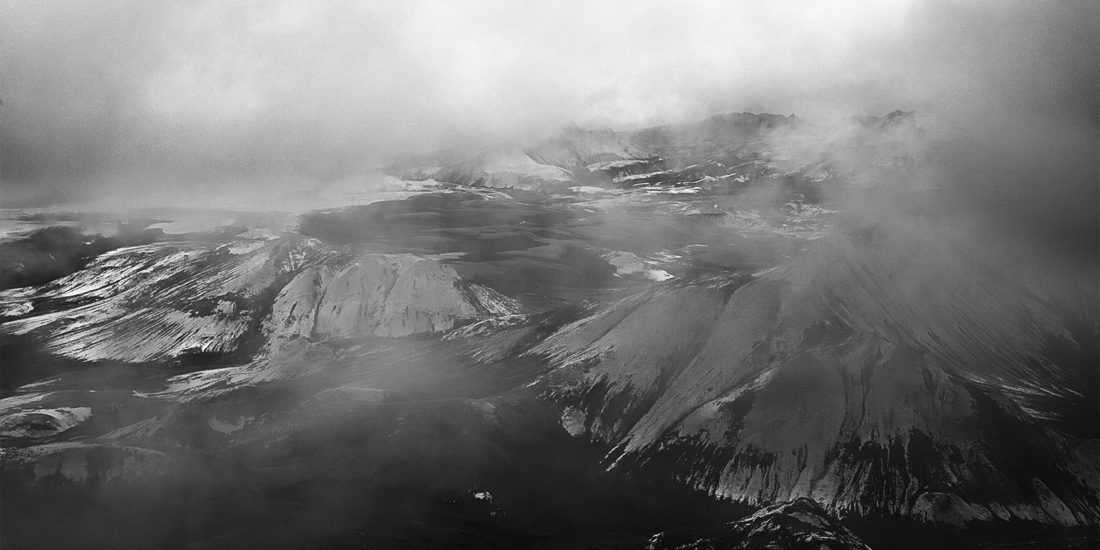 montagnes et lacs dans la brume à Langisjor en Islande en noir blanc