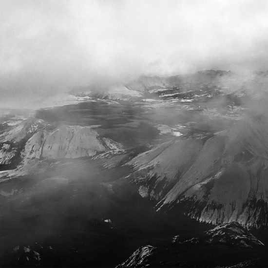 montagnes et lacs dans la brume à Langisjor en Islande en noir blanc
