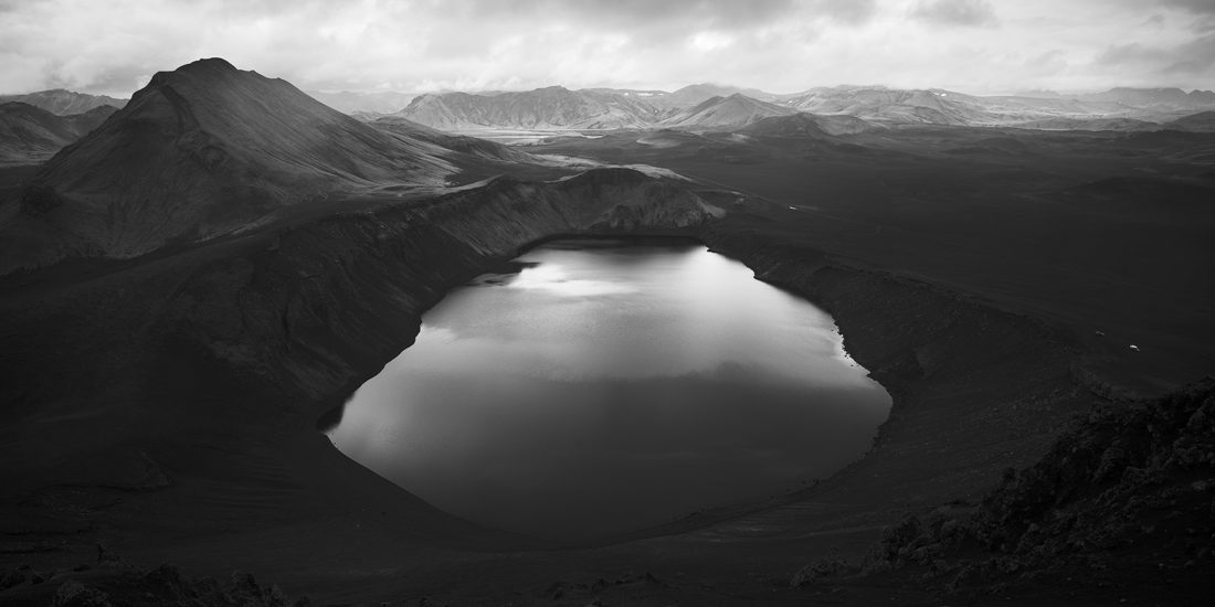 lac Blahylur et montagnes environnantes dans le Landmannalaugar en Islande en noir blanc