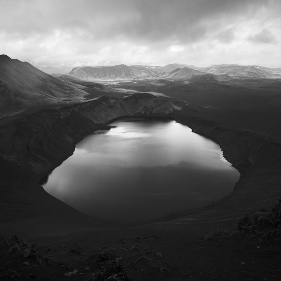 lac Blahylur et montagnes environnantes dans le Landmannalaugar en Islande en noir blanc