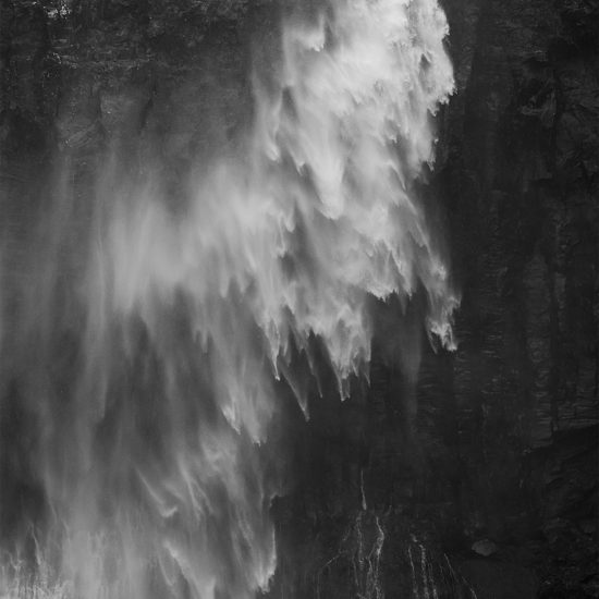 cascade de Grundarfoss en Islande en noir blanc