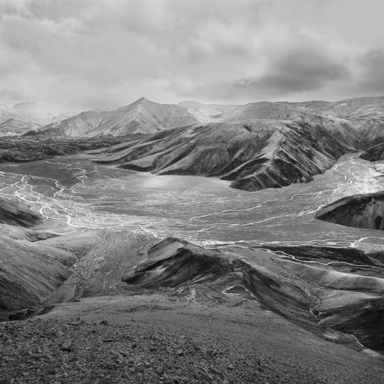 vue panoramique de montagne du landmannalaugar en Islande en noir blanc