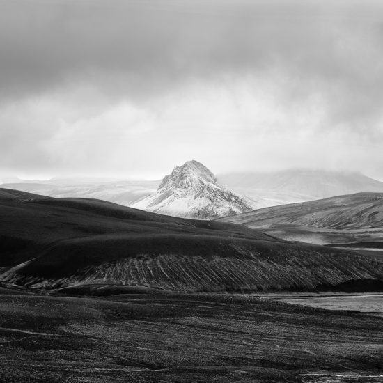 Paysage noir blanc avec pic de montagne dans l'immensité du Landmannalaugar en Islande