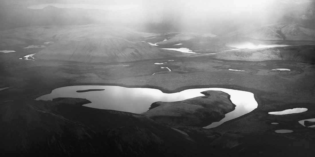 Panorama noir blanc de lacs et rivières et ciel brumeux à Langisjor en Islande