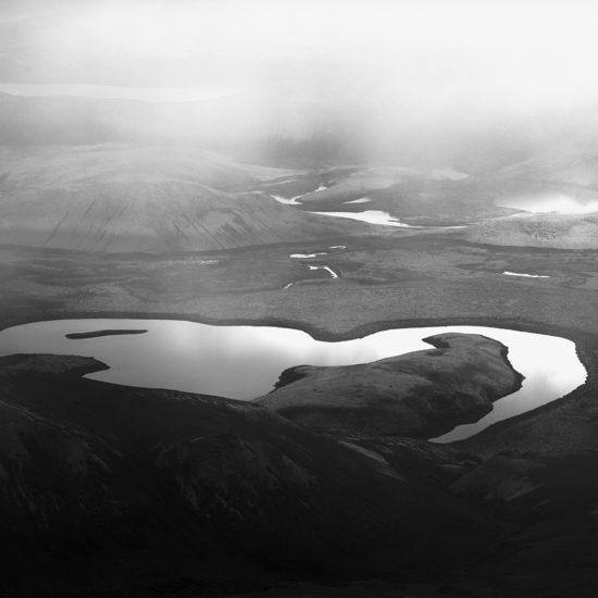 Panorama noir blanc de lacs et rivières et ciel brumeux à Langisjor en Islande