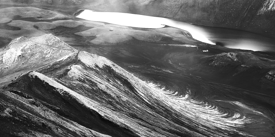 montagne et lac de Langisjor en Islande en noir blanc