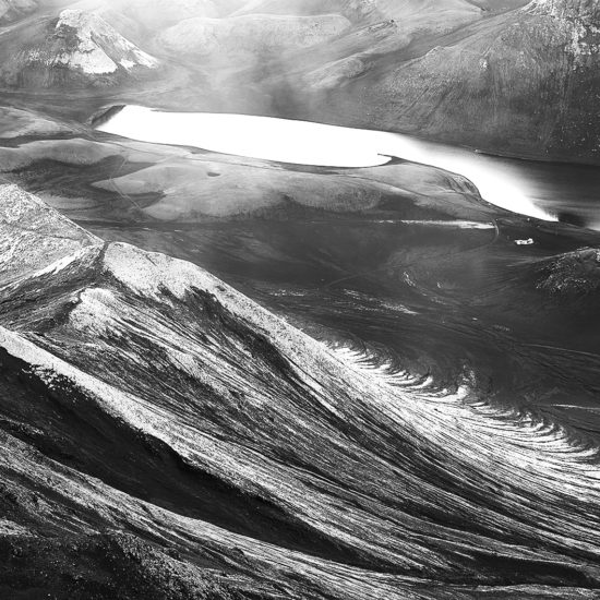 montagne et lac de Langisjor en Islande en noir blanc