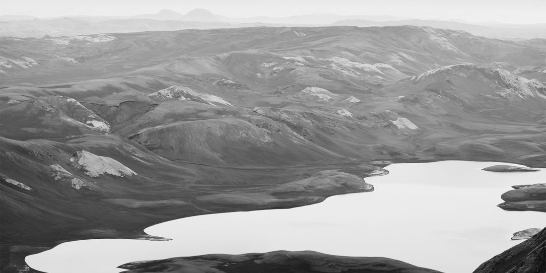 lac entourée de montagnes à Langisjor en Islande en noir blanc