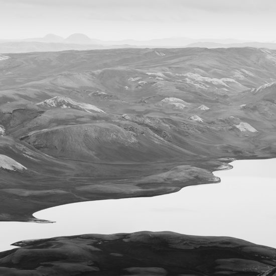 lac entourée de montagnes à Langisjor en Islande en noir blanc