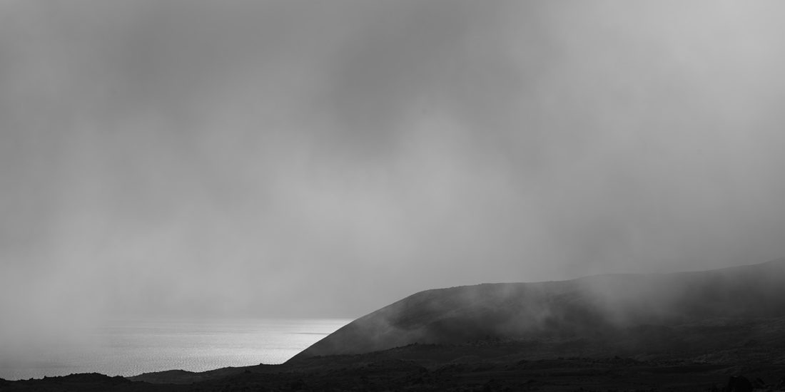 montagne brume et reflet du soleil dans la mer à Snaefellsnes en Islande
