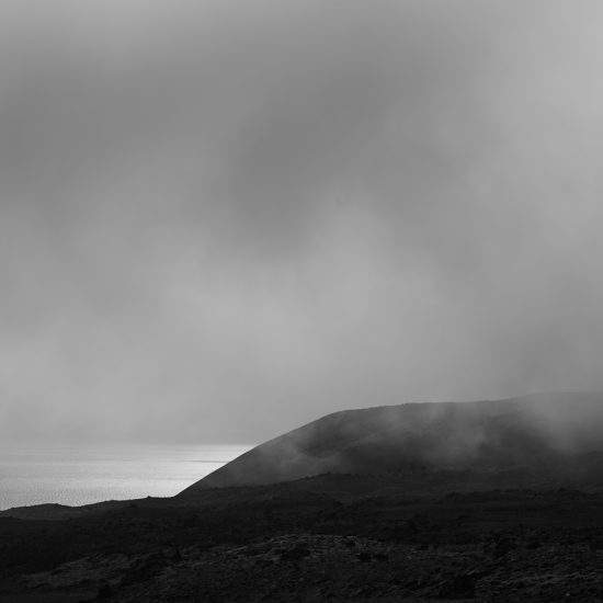 montagne brume et reflet du soleil dans la mer à Snaefellsnes en Islande